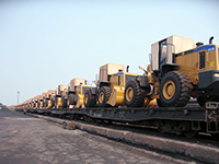 班列式大型机械出口平板运输